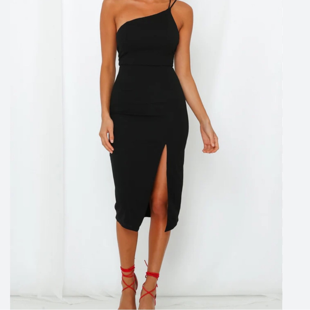 Never Worn Lulu’s Black One-Shoulder Midi dress